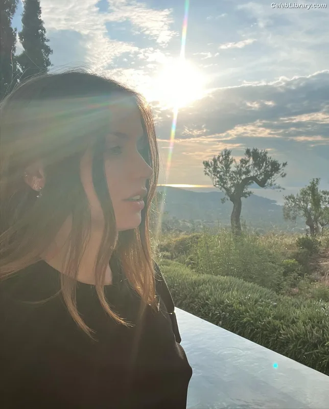 Ana de Armas photo 12 of 3418
