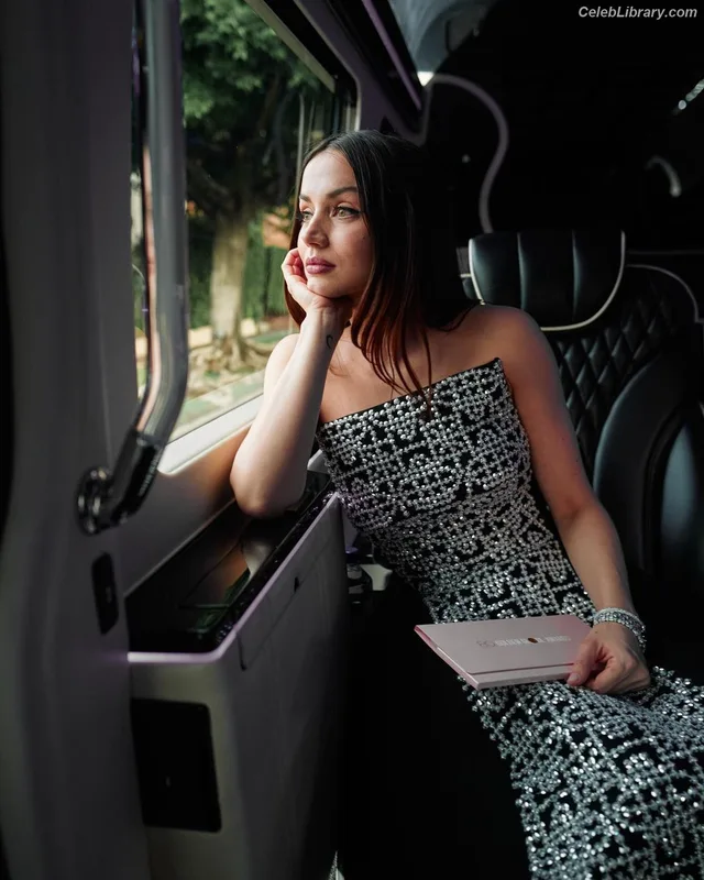 Ana de Armas photo 2 of 3418