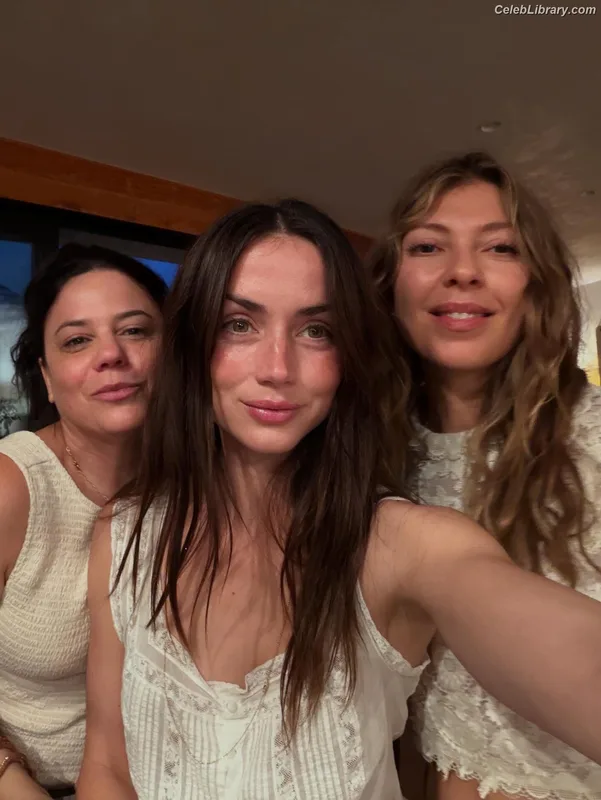 Ana de Armas photo 12 of 3418