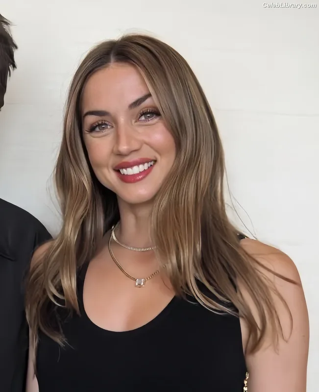Ana de Armas photo 12 of 3418