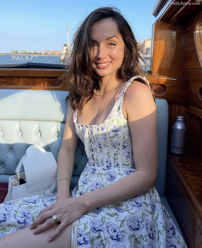 Ana de Armas photo 7 of 3418