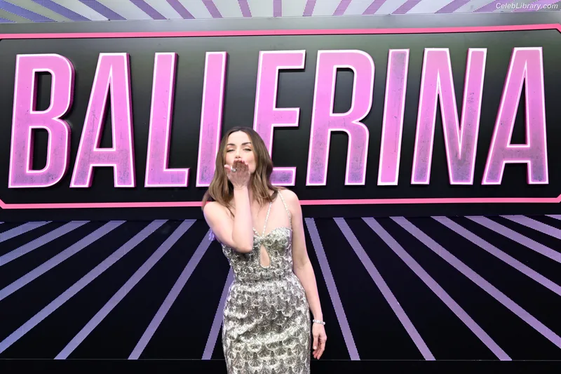 Ana de Armas photo 8 of 3418