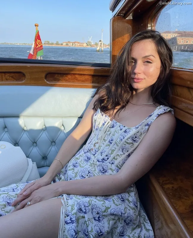 Ana de Armas photo 10 of 3418