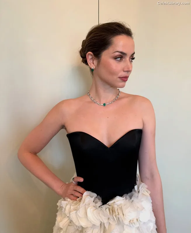 Ana de Armas photo 2 of 3418