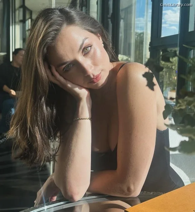 Ana de Armas photo 10 of 3418