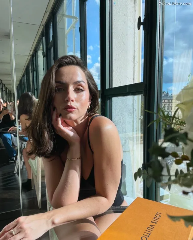Ana de Armas photo 11 of 3418