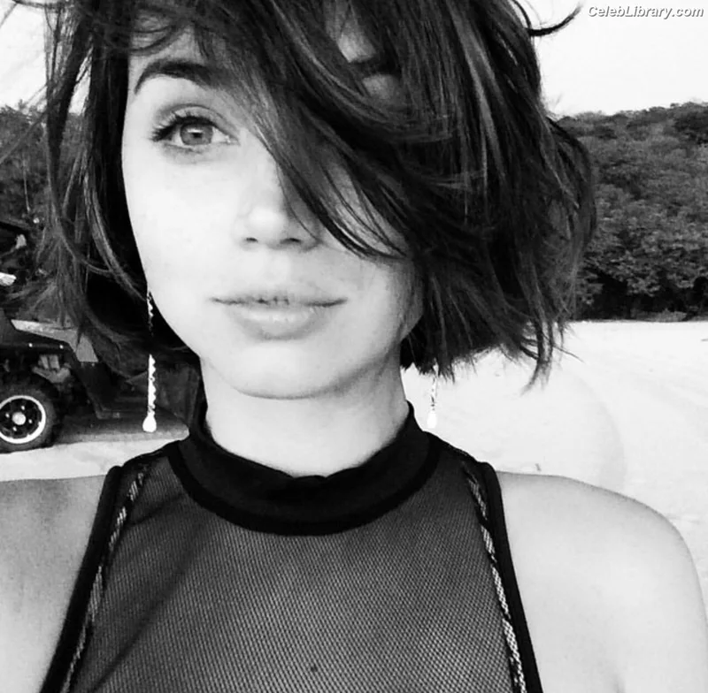 Ana de Armas photo 2 of 3418