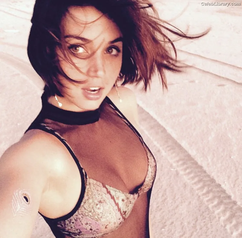 Ana de Armas photo 3 of 3418