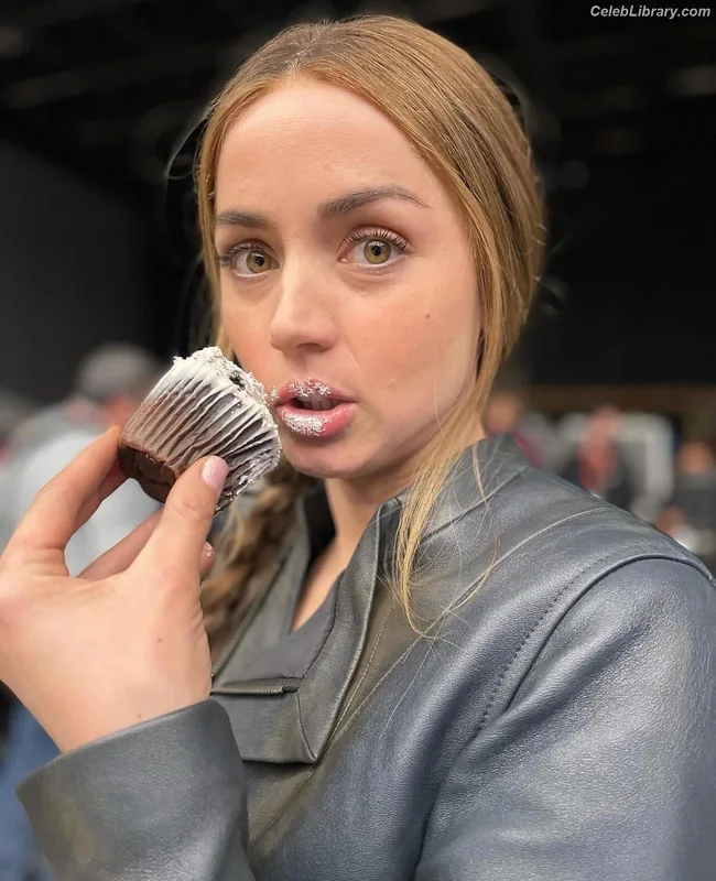 Ana de Armas photo 10 of 3418