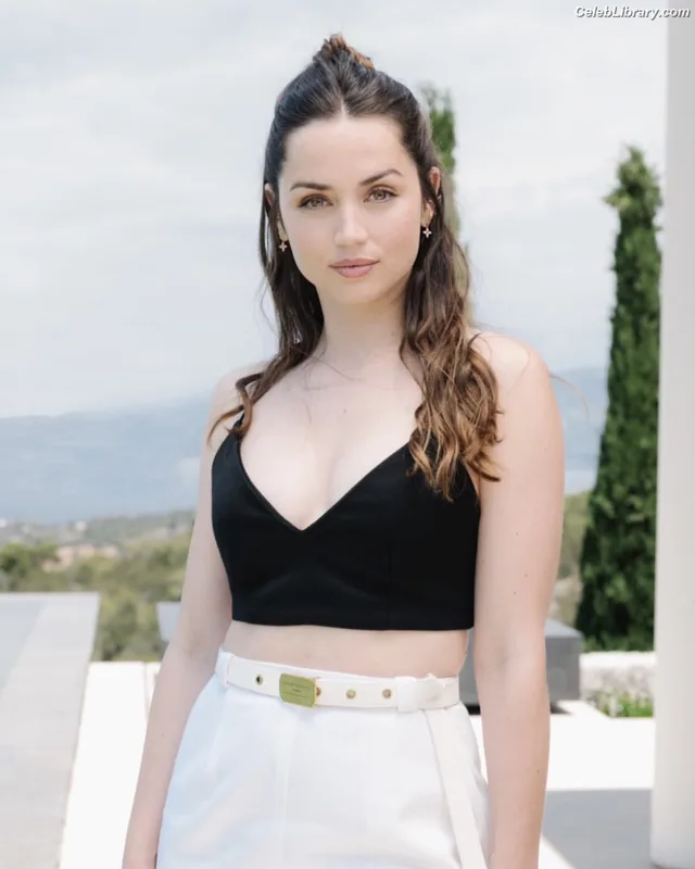 Ana de Armas photo 18 of 3418