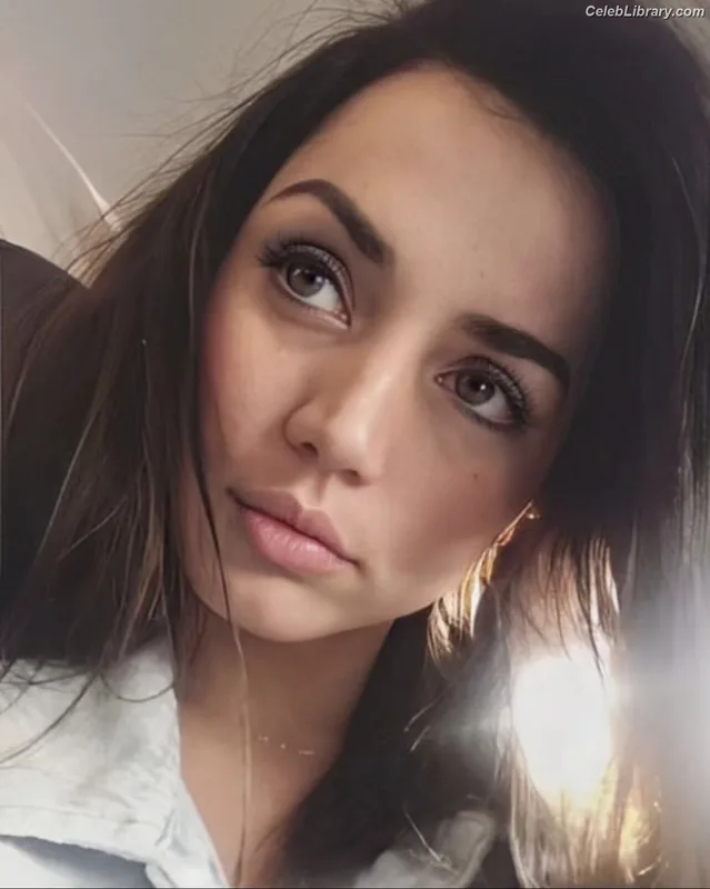 Ana de Armas photo 4 of 3418