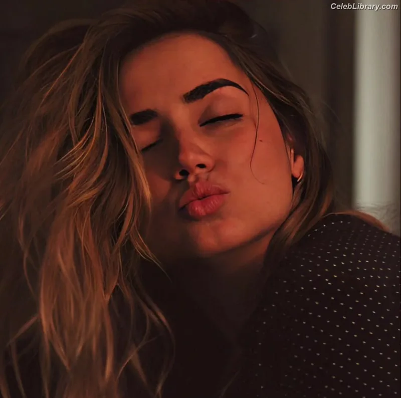 Ana de Armas photo 4 of 3418