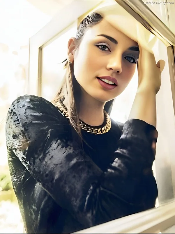 Ana de Armas photo 20 of 3418