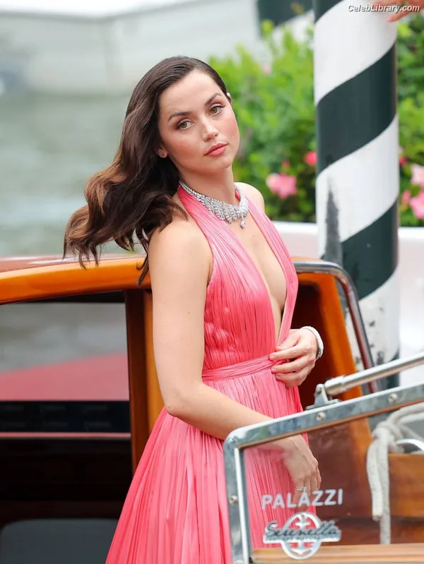 Ana de Armas photo 24 of 3418
