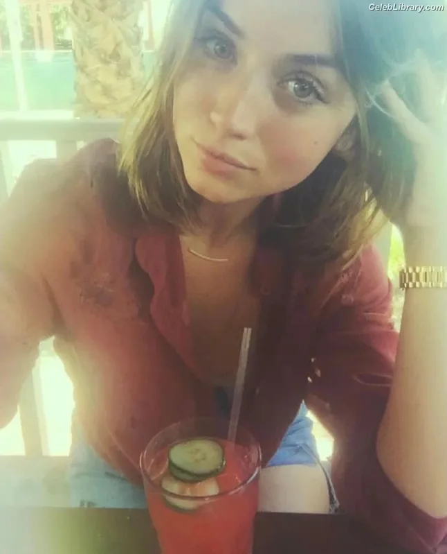 Ana de Armas photo 5 of 3418