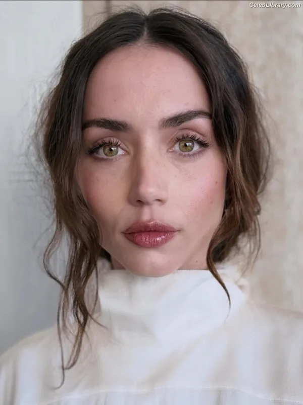 Ana de Armas photo 1 of 3418