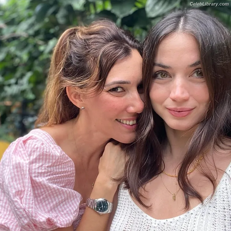 Ana de Armas photo 2 of 3418