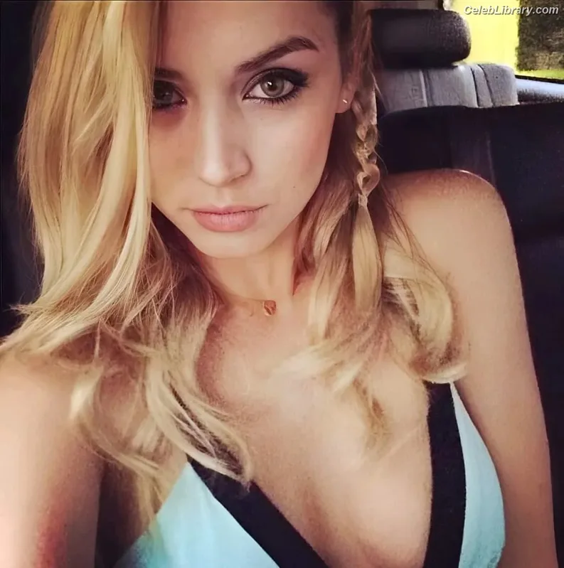 Ana de Armas photo 9 of 3418