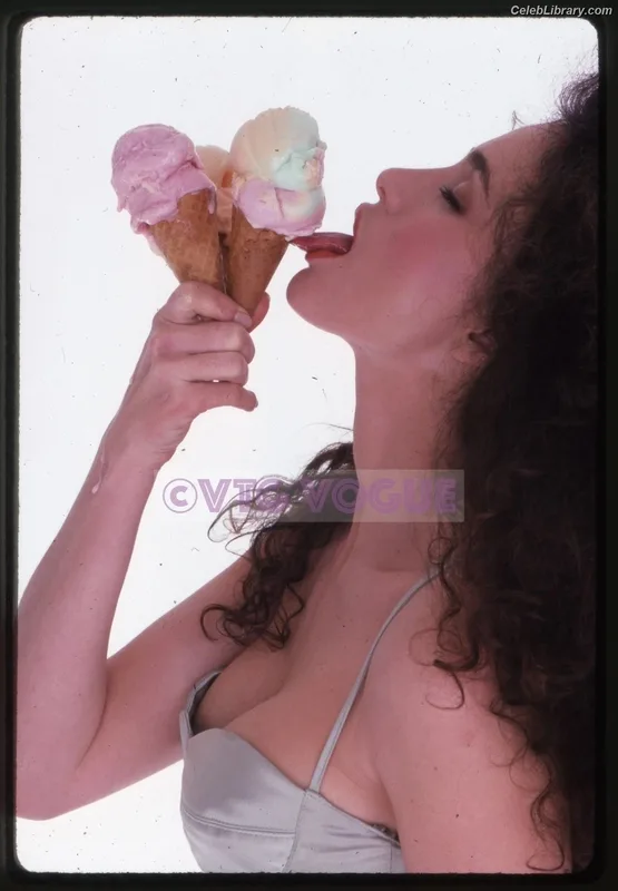 Andie MacDowell photo 15 of 42