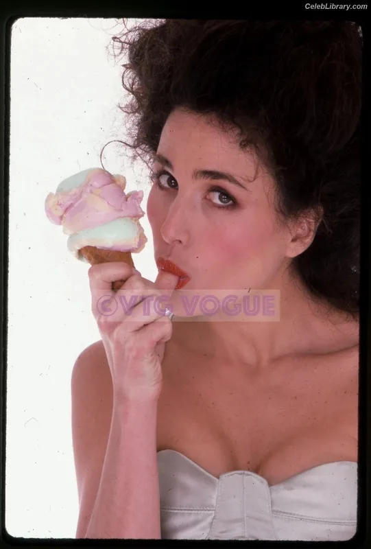 Andie MacDowell photo 16 of 42