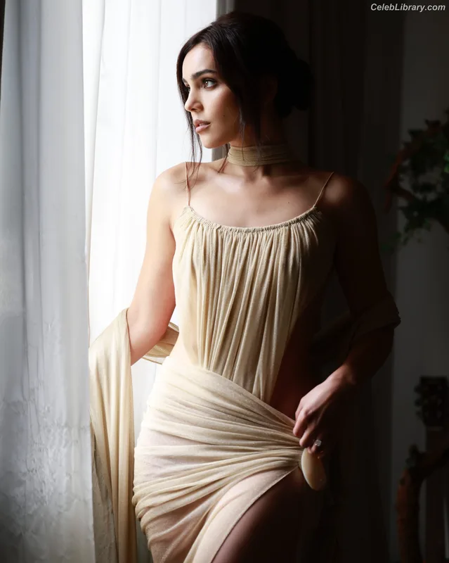 Andrea Londo photo 6 of 114