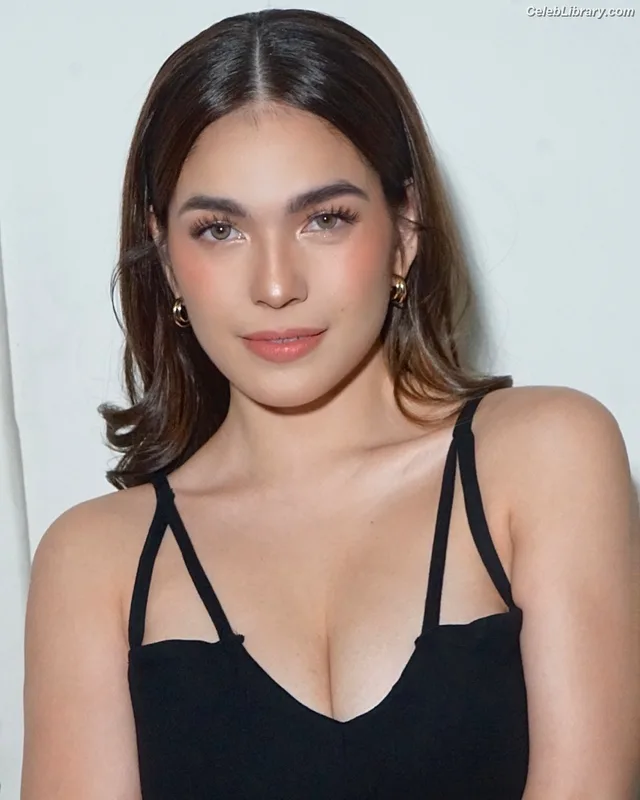 Andrea Torres photo 2 of 22