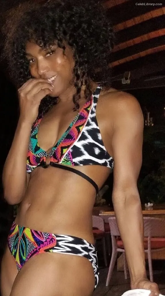 Angela Bassett photo 14 of 48