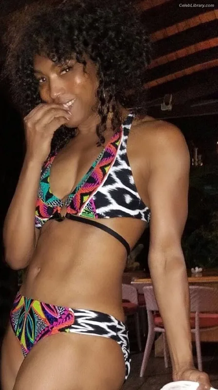 Angela Bassett photo 14 of 49