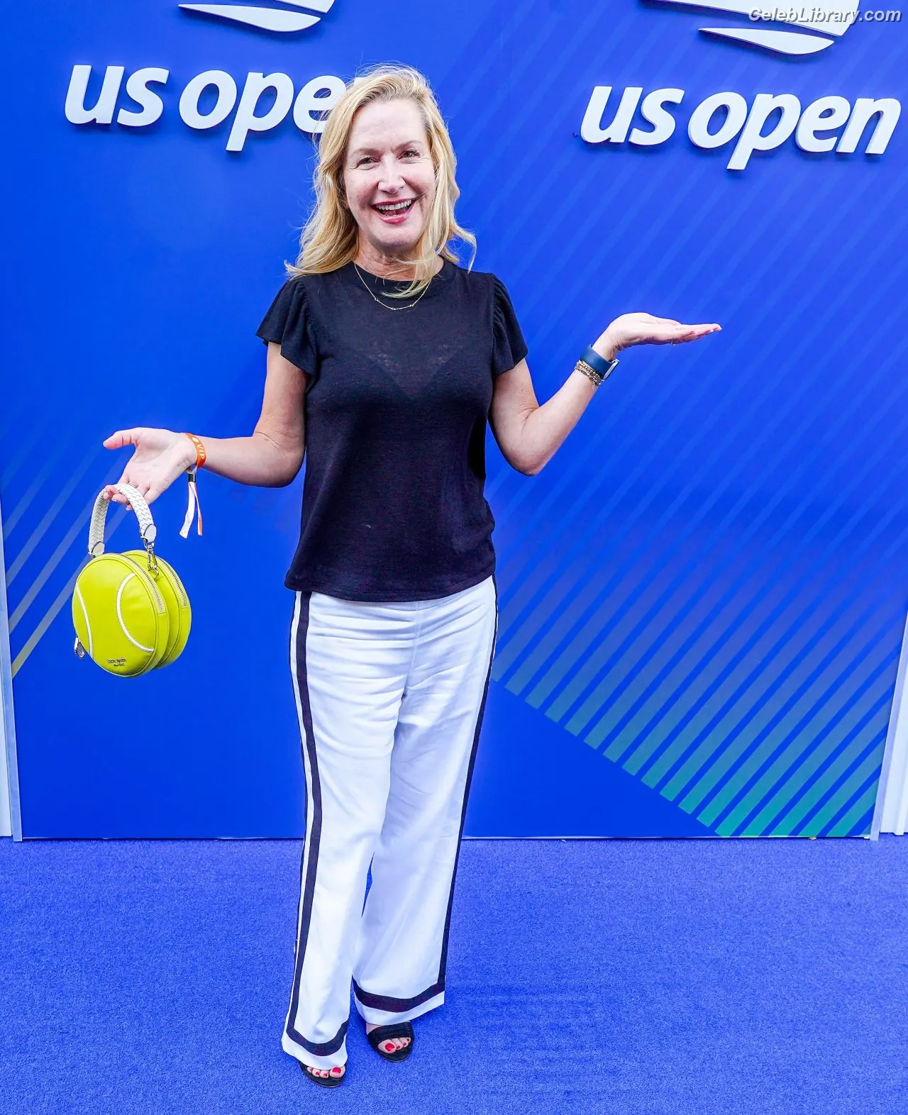 Angela Kinsey photo 2 of 99