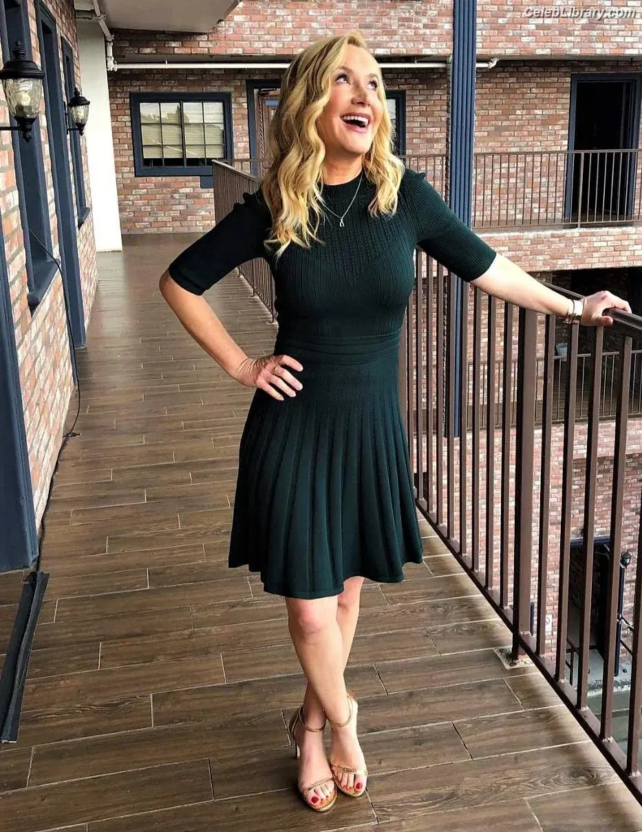 Angela Kinsey photo 13 of 99