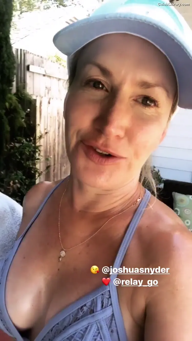Angela Kinsey photo 17 of 99