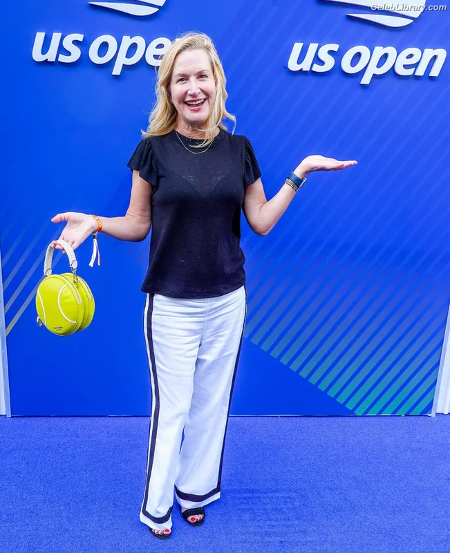 Angela Kinsey photo 2 of 100