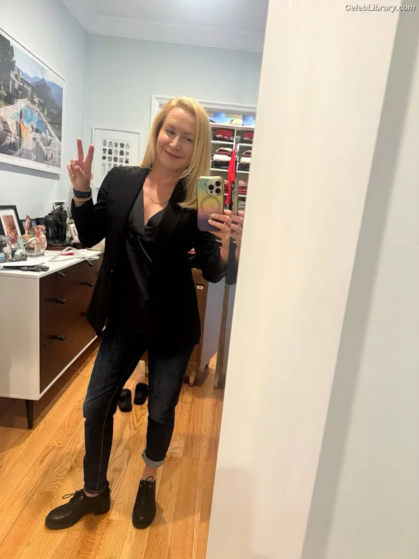 Angela Kinsey photo 4 of 100