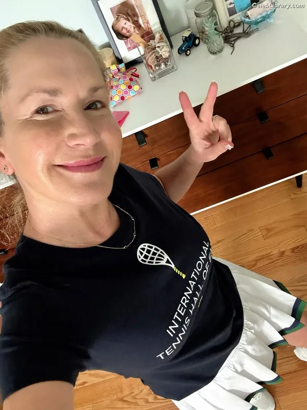 Angela Kinsey photo 5 of 100