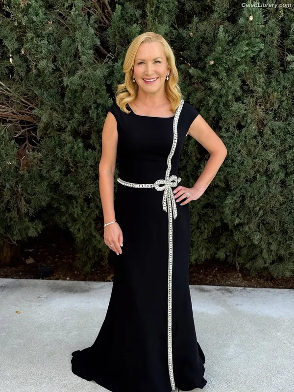 Angela Kinsey photo 10 of 100