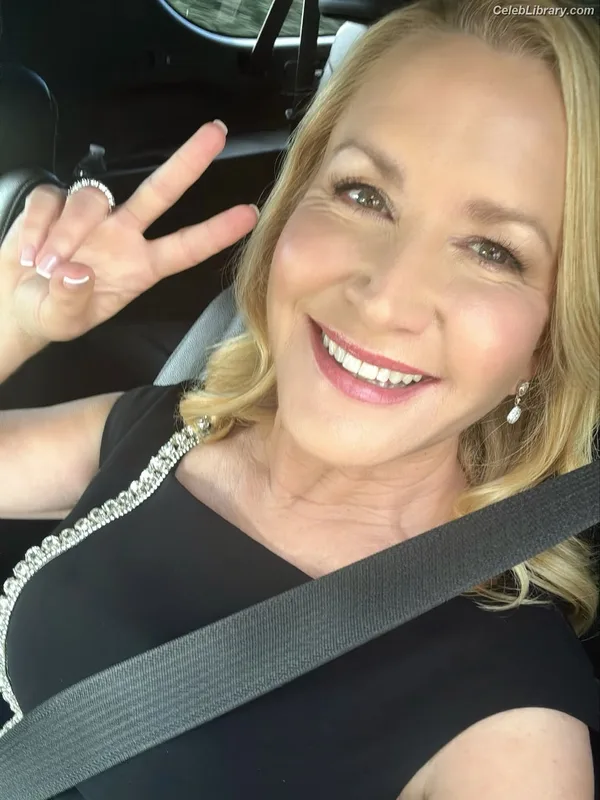 Angela Kinsey photo 12 of 100