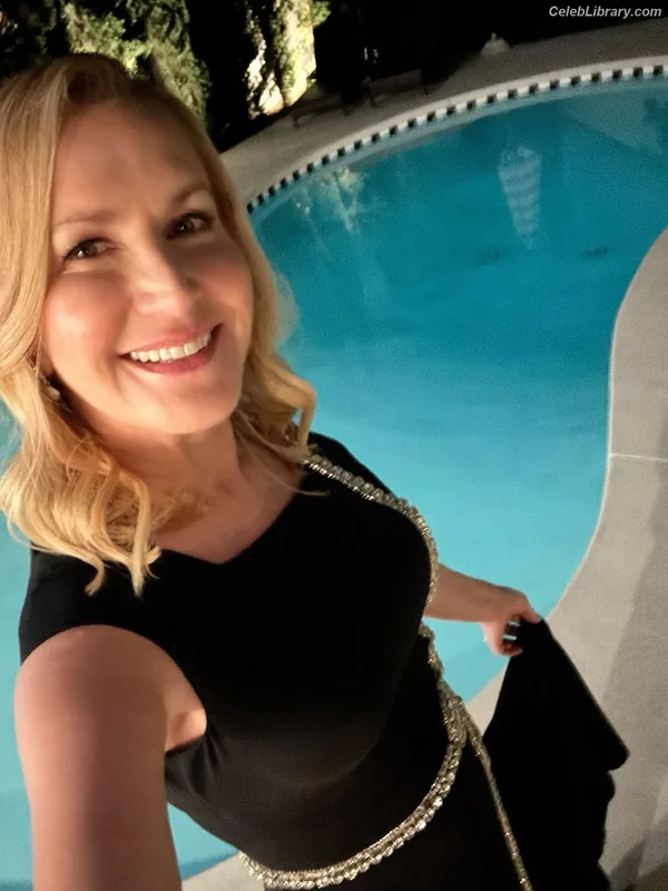 Angela Kinsey photo 13 of 100