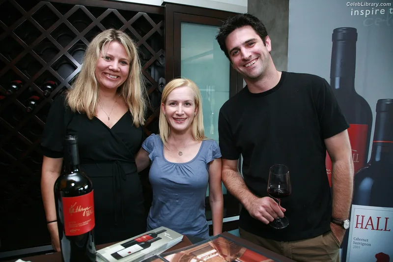 Angela Kinsey photo 3 of 100