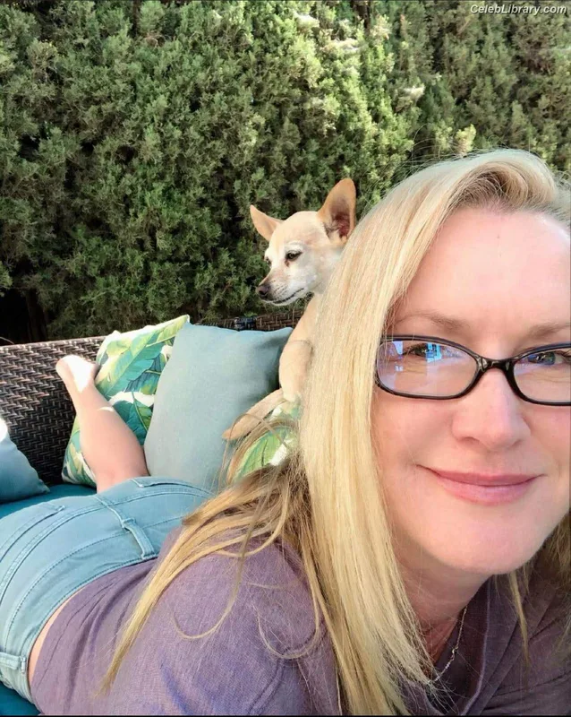 Angela Kinsey photo 16 of 100