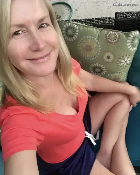 Angela Kinsey photo 24 of 100