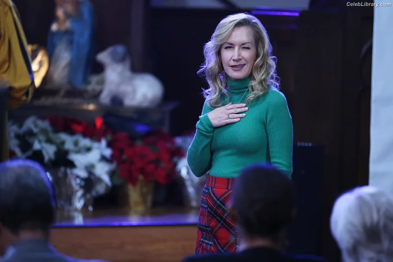 Angela Kinsey photo 4 of 100