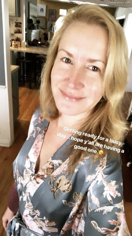Angela Kinsey photo 5 of 100