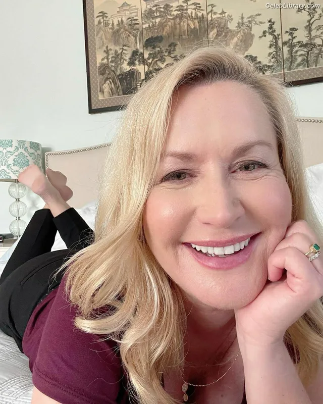 Angela Kinsey photo 24 of 100