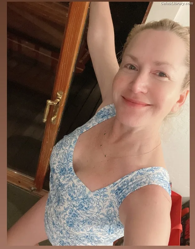 Angela Kinsey photo 1 of 100