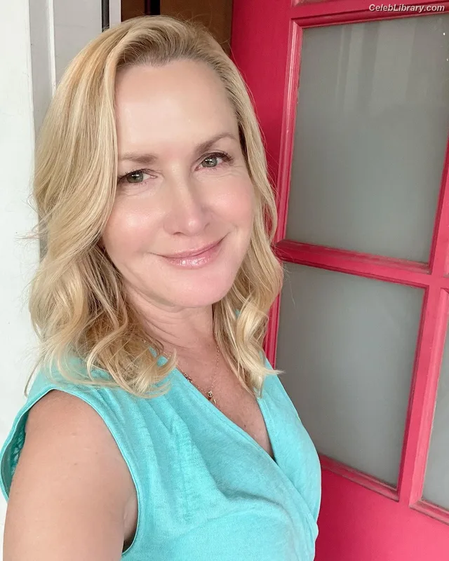 Angela Kinsey photo 4 of 100