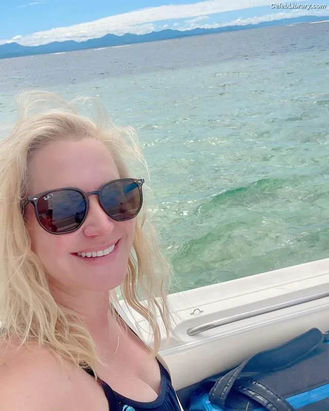 Angela Kinsey photo 5 of 100