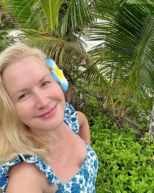 Angela Kinsey photo 6 of 100