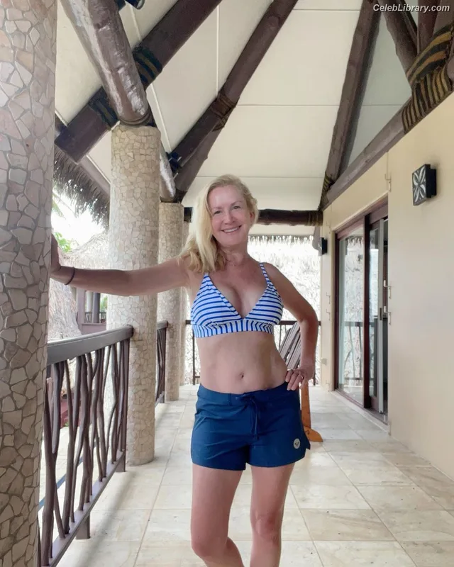 Angela Kinsey photo 7 of 100