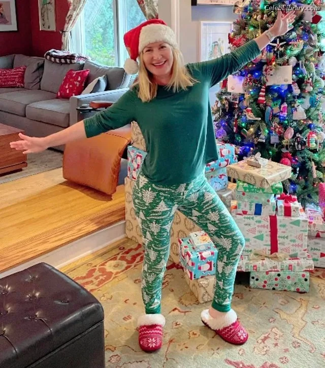 Angela Kinsey photo 10 of 100