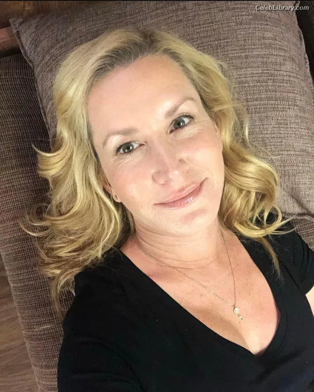 Angela Kinsey photo 11 of 100